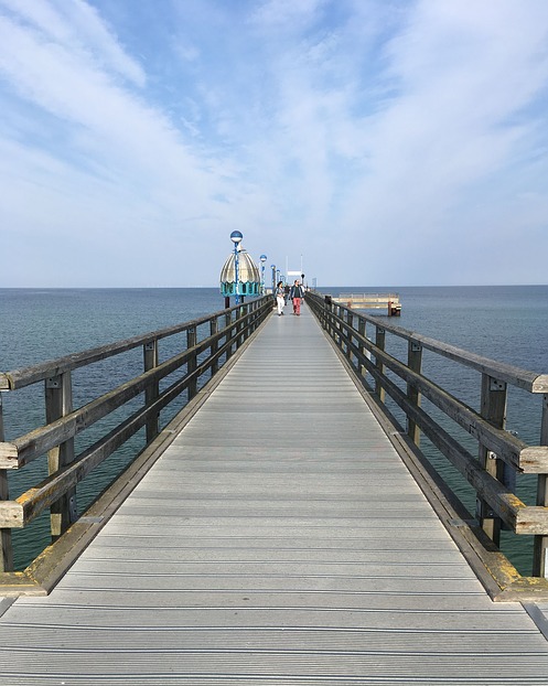 Weit in das Meer hinein ragt die ...