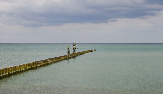 Die ruhige See am gleichen Ort mit ...